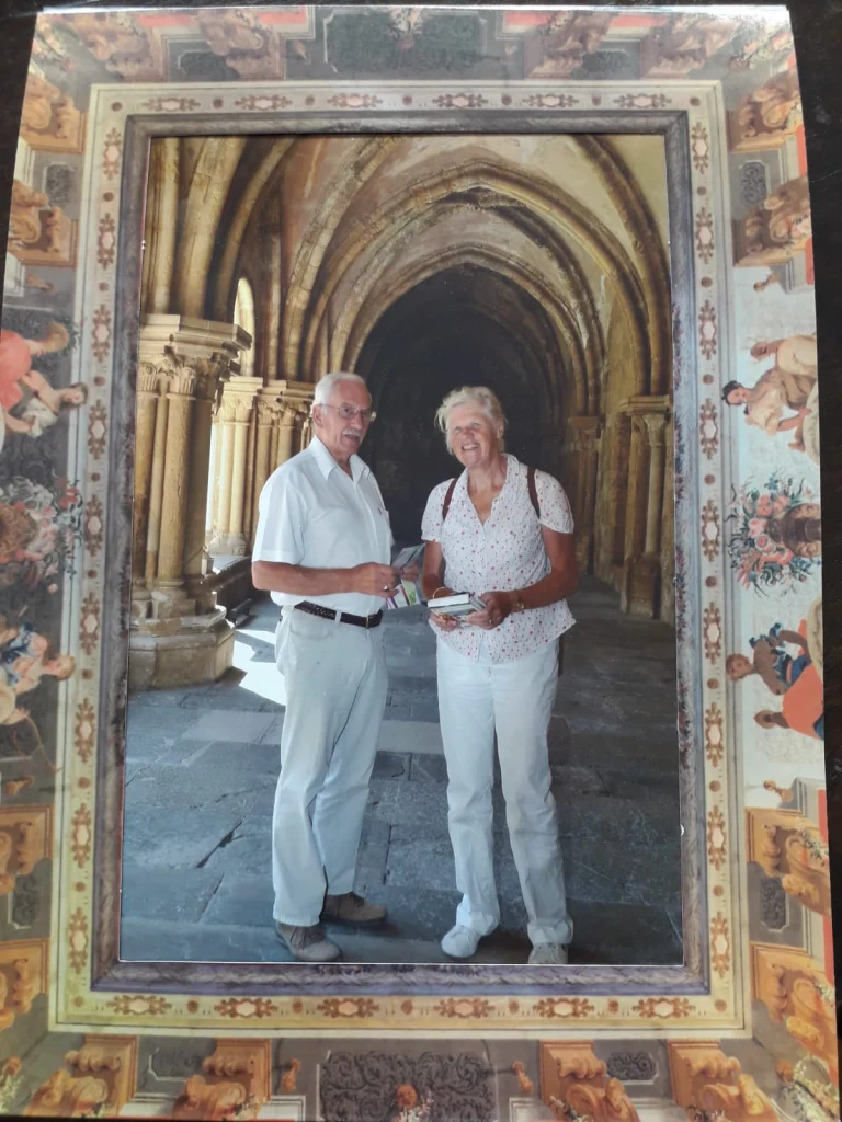 op de foto in de cathedraal van coimbra