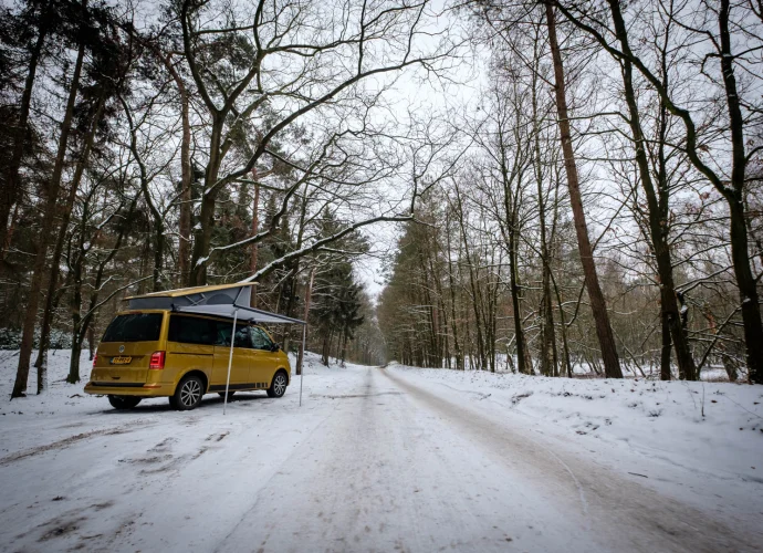 volkswagen california in de sneeuw