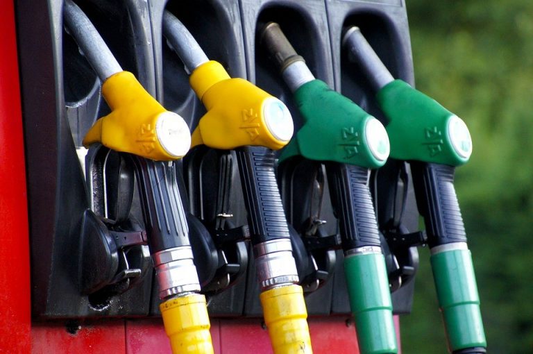 brandstof slangen bij tankstation